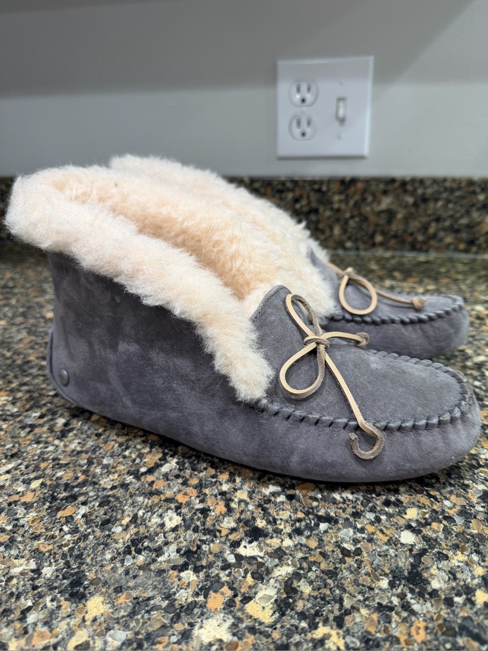 Cozy Ugg Alena size 8 Shearling Moccasin Slippers - Gray/Cream